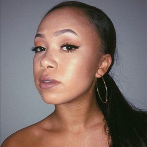 Meet your Posher, Selena